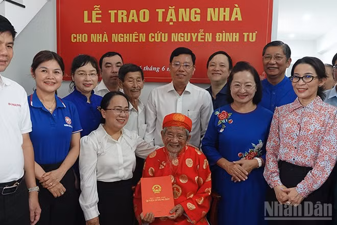 Các đại biểu chúc mừng cụ Nguyễn Đình Tư có căn hộ mới. (Ảnh: Linh Bảo)