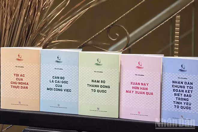 Năm tác phẩm trong Tủ sách "Vinh quang Hồ Chí Minh". (Ảnh: Nhà xuất bản Tổng hợp).