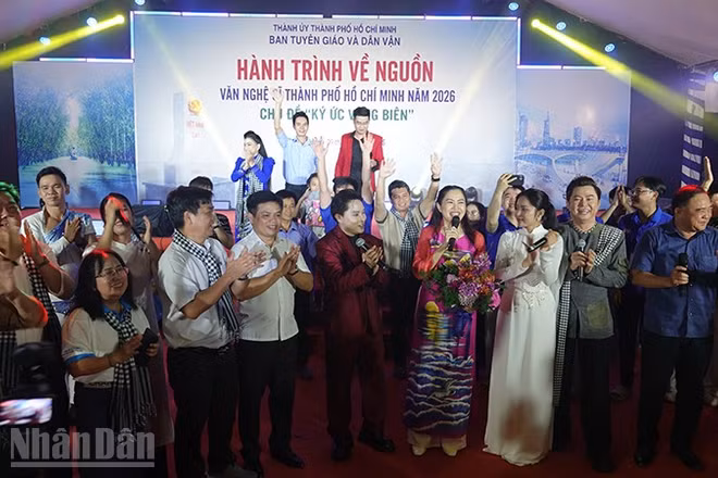 Đoàn văn nghệ sĩ Thành phố và các đại biểu cùng hòa chung giọng hát trong chương trình. (Ảnh: Linh Bảo)