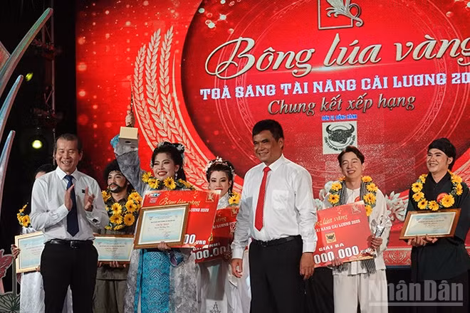 Trao giải Nhất cho thí sinh Nguyễn Thị Hồng Toán (An Giang). (Ảnh: LINH BẢO)