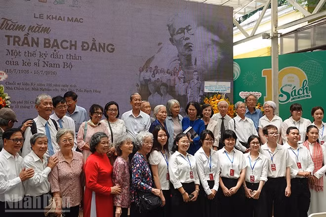 Các đại biểu chụp ảnh lưu niệm trong chương trình khai mạc. (Ảnh: LINH BẢO)
