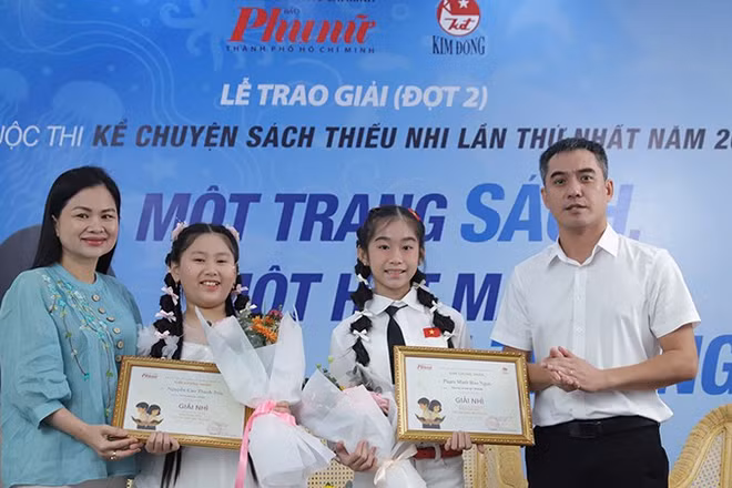 Trao giải cho các thí sinh đoạt giải Nhì trong đợt 2 Cuộc thi Kể chuyện sách thiếu nhi lần 1-năm 2025. (Ảnh: Ban tổ chức)