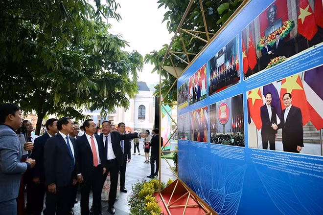 Các đại biểu tham quan triển lãm ảnh. (Ảnh Thanh Vũ)