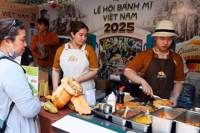 Khách tham quan thưởng thức bánh mì tại Lễ hội bánh mì lần thứ 3 năm 2025. (Ảnh: HOÀNG TUYẾT)