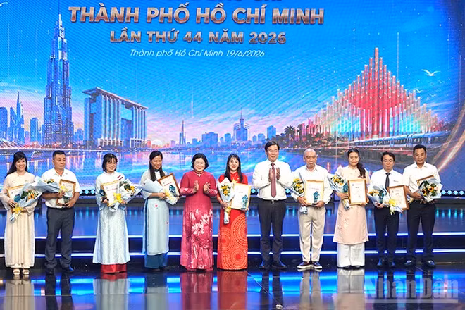 Lãnh đạo Thành phố Hồ Chí Minh trao giải cho các tác phẩm báo chí đoạt giải ở chủ đề xây dựng Đảng. (Ảnh: LINH BẢO)