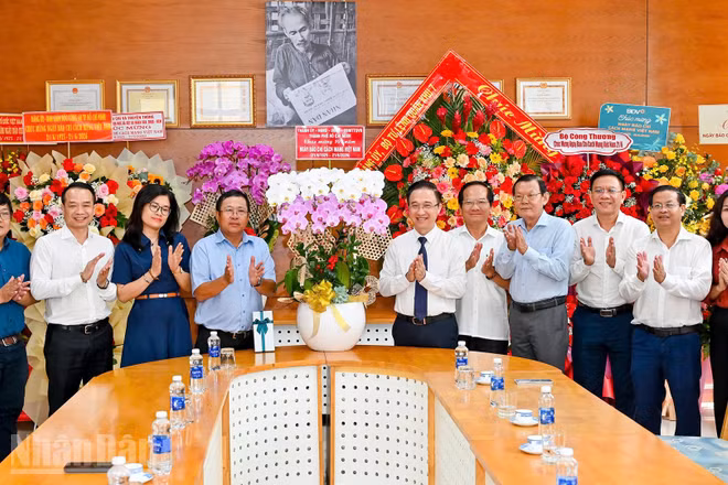 Đoàn đại biểu Thành ủy Thành phố Hồ Chí Minh chúc mừng tập thể Cơ quan đại diện tại khu vực miền nam. (Ảnh: Thế Anh)