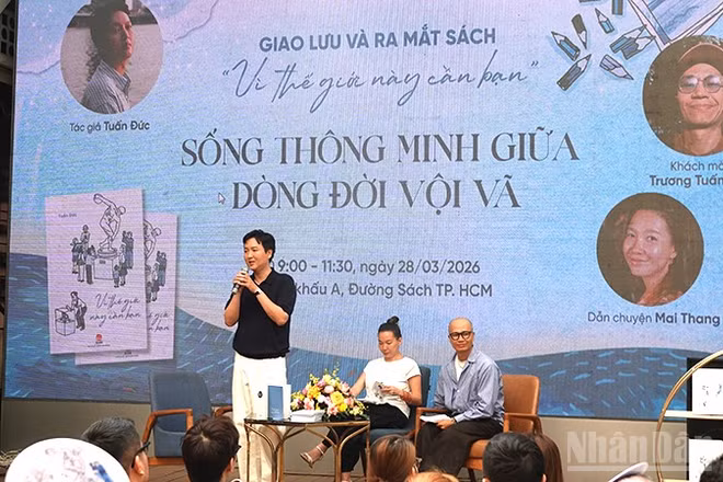 Quang cảnh buổi giao lưu, ra mắt sách. (Ảnh: Linh Bảo).