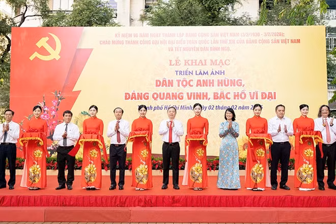 Các đại biểu thực hiện nghi thức cắt băng khai mạc triển lãm. (Ảnh: Quốc Thanh)