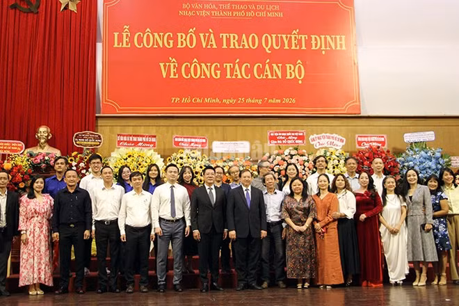 Các đại biểu chụp ảnh lưu niệm tại buổi lễ. (Ảnh: Thùy Trang)