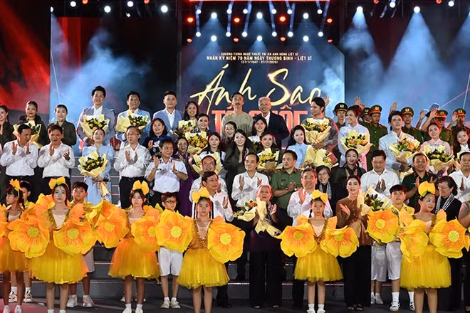 Các đồng chí lãnh đạo Thành phố Hồ Chí Minh và văn nghệ sĩ tham gia chương trình nghệ thuật "Ánh sao Tổ quốc". (Ảnh: Ban tổ chức)