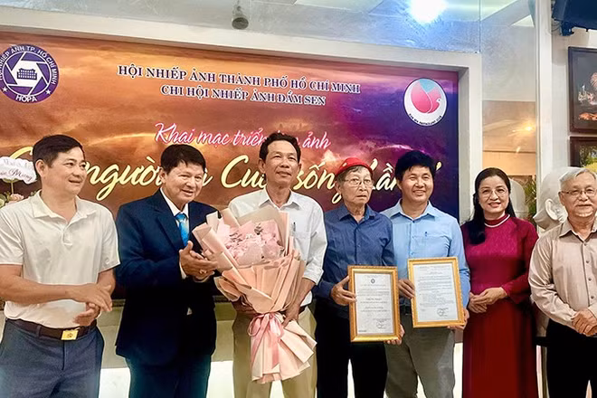 Hội Nhiếp ảnh Thành phố Hồ Chí Minh trao quyết định bảo trợ cho Ban chấp hành Chi hội nhiếp ảnh Đầm Sen. (Ảnh: Thúy Bình)