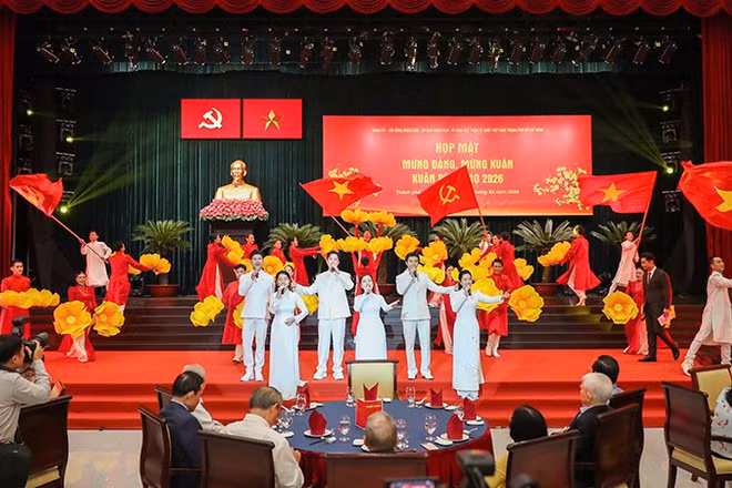 Chương trình văn nghệ tại buổi họp mặt. (Ảnh: Hoàng Triều)