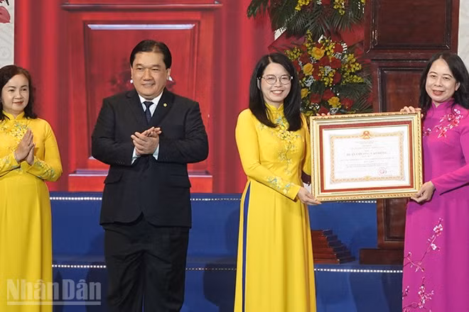 Phó Chủ tịch nước Võ Thị Ánh Xuân (bìa phải) trao Huân chương Lao động hạng Nhất cho Ban lãnh đạo Tổng Công ty Du lịch Sài Gòn. (Ảnh: LINH BẢO)