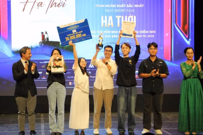 Trao giải Phim ngắn xuất sắc nhất cho bộ phim Hạ thời. (Ảnh: THÙY TRANG).