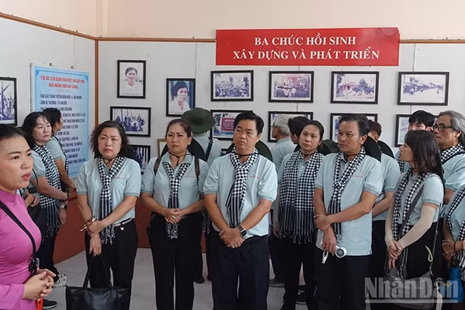 Văn nghệ sĩ Thành phố Hồ Chí Minh thăm Khu di tích Nhà mồ Ba Chúc (An Giang) trong chuyến về nguồn do Ban Tuyên giáo và Dân vận Thành ủy tổ chức vào tháng 7/2026. (Ảnh: Linh Bảo)