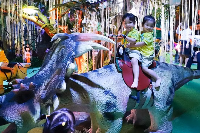 Các em thiếu nhi thích thú khám phá và tương tác với các loài khủng long cổ đại tại Magical Zoo. (Ảnh: Ban tổ chức)