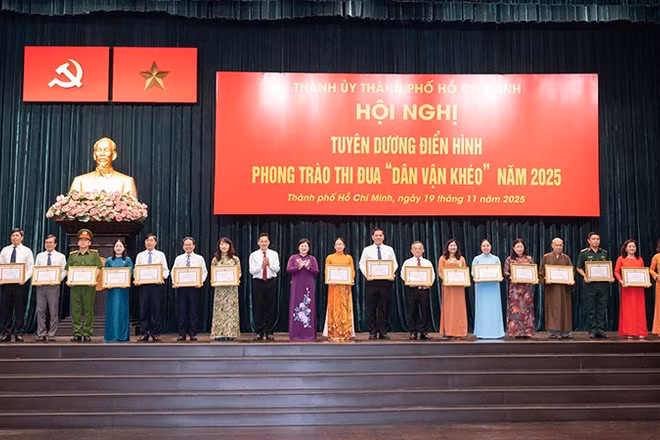 Tuyên dương các tập thể có có thành tích xuất sắc trong phong trào thi đua “Dân vận khéo” năm 2025. (Ảnh: QUỐC THANH)