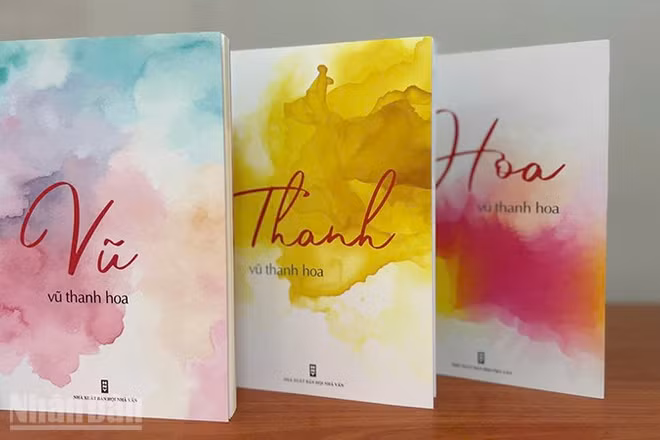 Bìa ba tập thơ của nhà thơ Vũ Thanh Hoa. (Ảnh: LINH BẢO)
