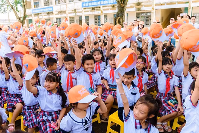 Các em học sinh Trường tiểu học Tân Lý Đông, xã Tân Hương, tỉnh Đồng Tháp vui mừng khi nhận được quà. (Ảnh: Ban tổ chức)