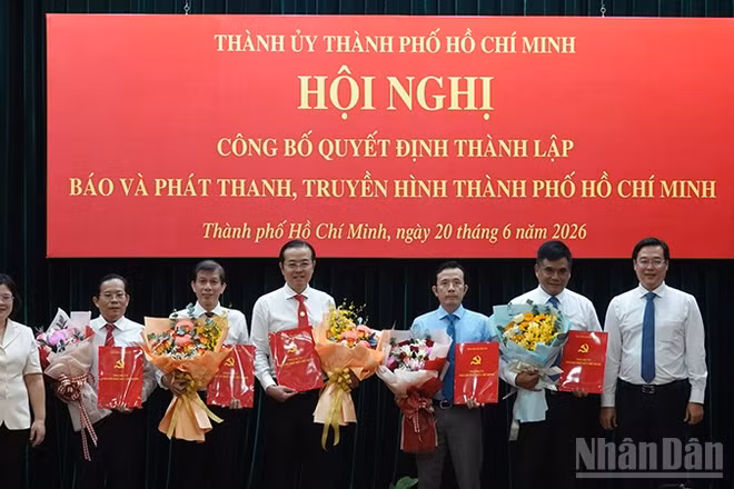 Lãnh đạo Thành phố Hồ Chí Minh tặng hoa chúc mừng Ban lãnh đạo Cơ quan Báo, Phát thanh và Truyền hình Thành phố Hồ Chí Minh. (Ảnh: Linh Bảo)