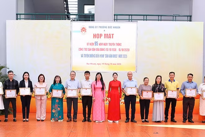 Đảng ủy phường Đức Nhuận tuyên dương điển hình Dân vận khéo năm 2025. (Ảnh: Phạm Hương)