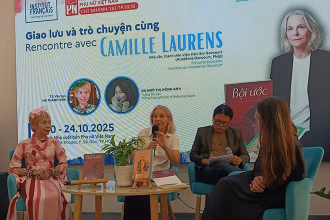 Nhà văn Camille Laurens (thứ hai từ trái sang) giao lưu tại chương trình. (Ảnh: Võ Hương)