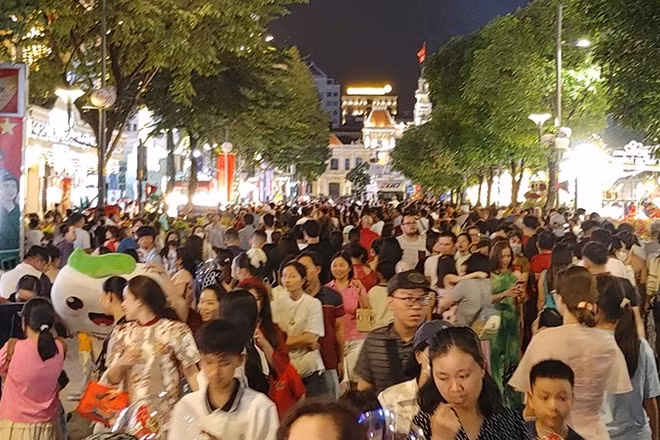 Người dân tập trung rất đông trên đường đi bộ Nguyễn Huệ. (Ảnh: LONG HỮU).