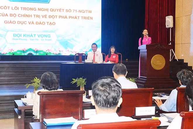 Các thí sinh đang thực hiện phần thi trong Vòng chung kết xếp hạng. (Ảnh: MINH THÀNH)