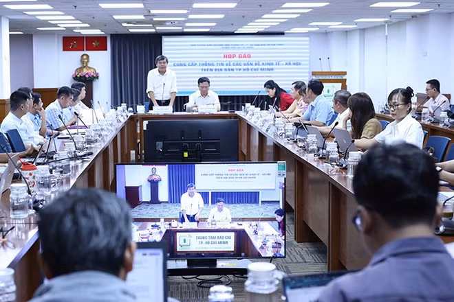 Quang cảnh buổi họp báo. (Ảnh: LONG TRÌ)