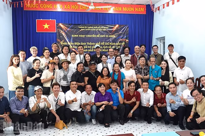 Đoàn đại biểu, nghệ sĩ chụp ảnh lưu niệm tại buổi sinh hoạt chuyên đề. (Ảnh: LINH BẢO)