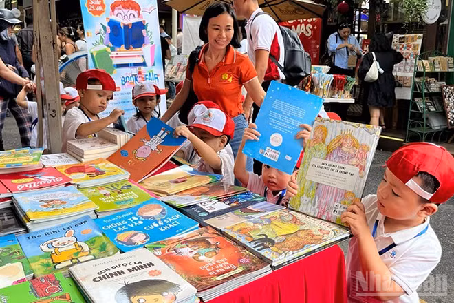 Các em nhỏ tham quan Đường sách Thành phố Hồ Chí Minh. (Ảnh: LINH BẢO)