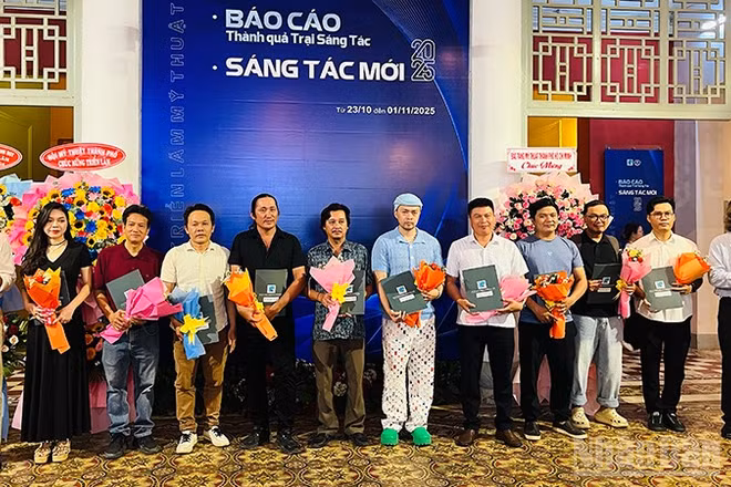 Trao xét đầu tư tác phẩm loại A cho các tác giả. (Ảnh: LINH BẢO)