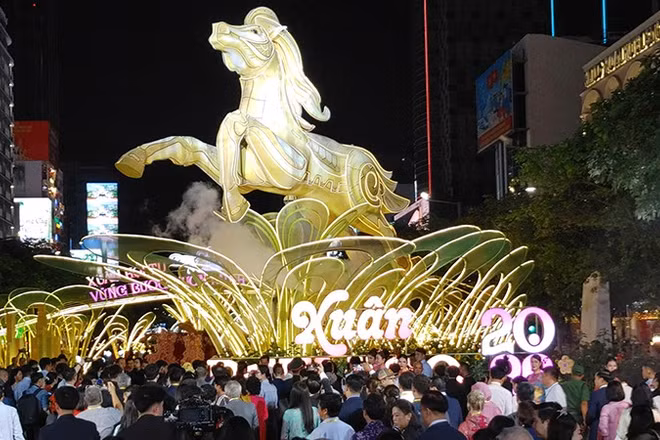 Đông đảo người dân đến tham quan Đường hoa Nguyễn Huệ Tết Bính Ngọ. (Ảnh: Linh Bảo).