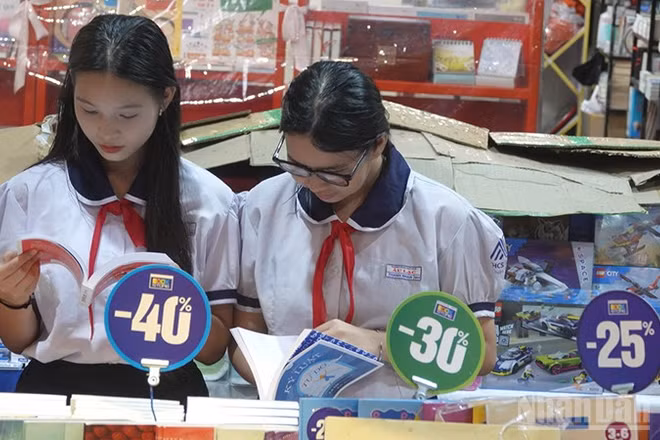 Các em học sinh tìm đọc sách mới tại Hội sách thiếu nhi Thành phố Hồ Chí Minh năm 2024. (Ảnh: Linh Bảo)