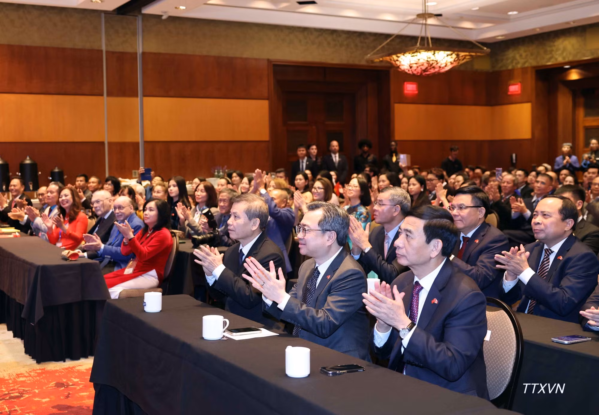 vna-potal-tong-bi-thu-chu-tich-nuoc-gap-can-bo-nhan-vien-dai-su-quan-va-dai-dien-cong-dong-nguoi-viet-nam-tai-canada-8685.jpg