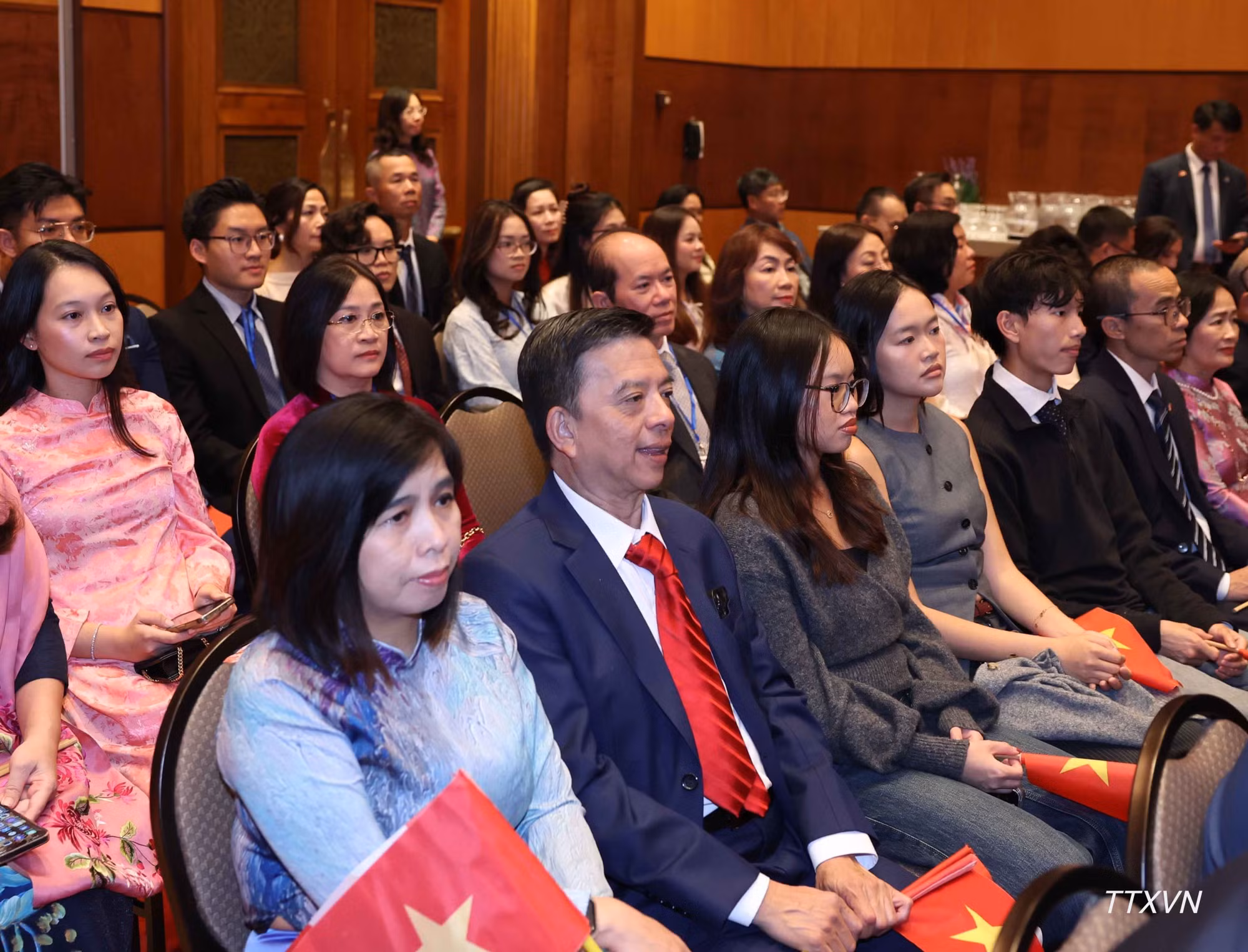 vna-potal-tong-bi-thu-chu-tich-nuoc-gap-can-bo-nhan-vien-dai-su-quan-va-dai-dien-cong-dong-nguoi-viet-nam-tai-canada-7387.jpg