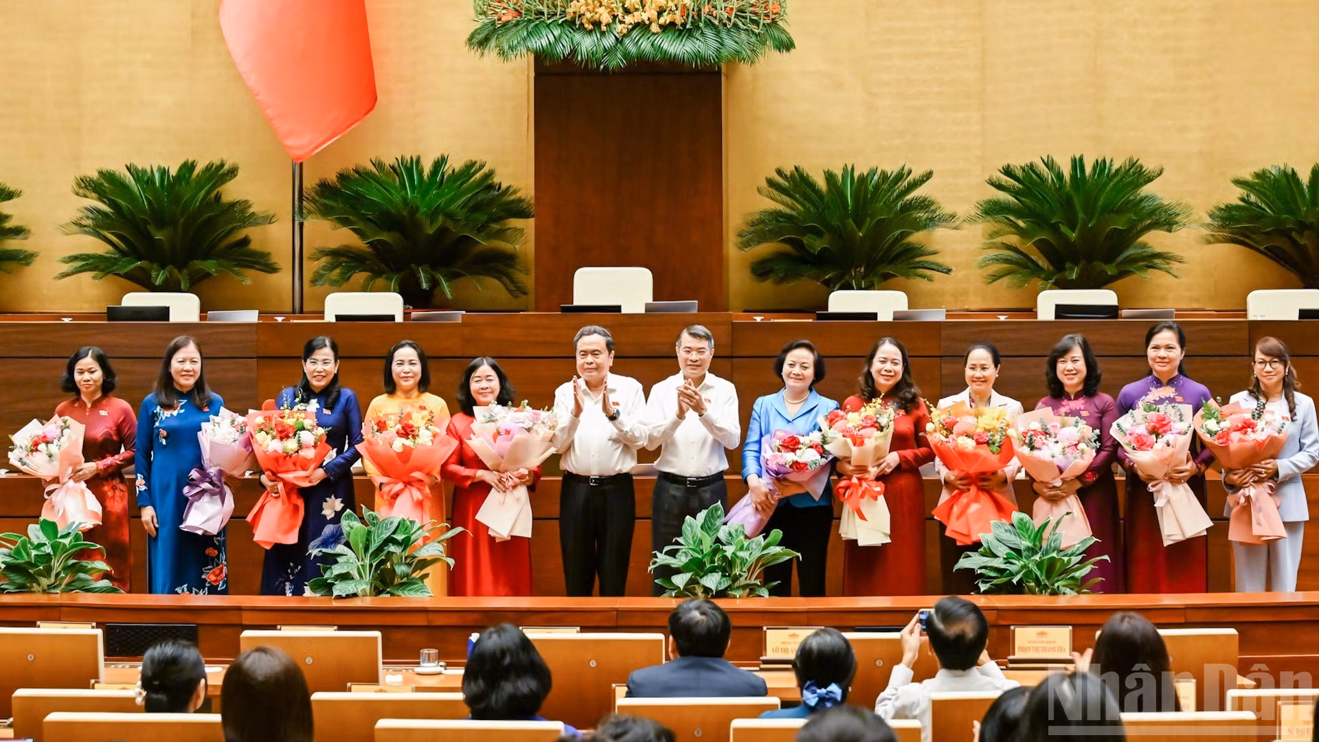 Thủ tướng Chính phủ Lê Minh Hưng và Chủ tịch Quốc hội Trần Thanh Mẫn tặng hoa chúc mừng các nữ đại biểu Quốc hội khóa XVI. (Ảnh: DUY LINH)
