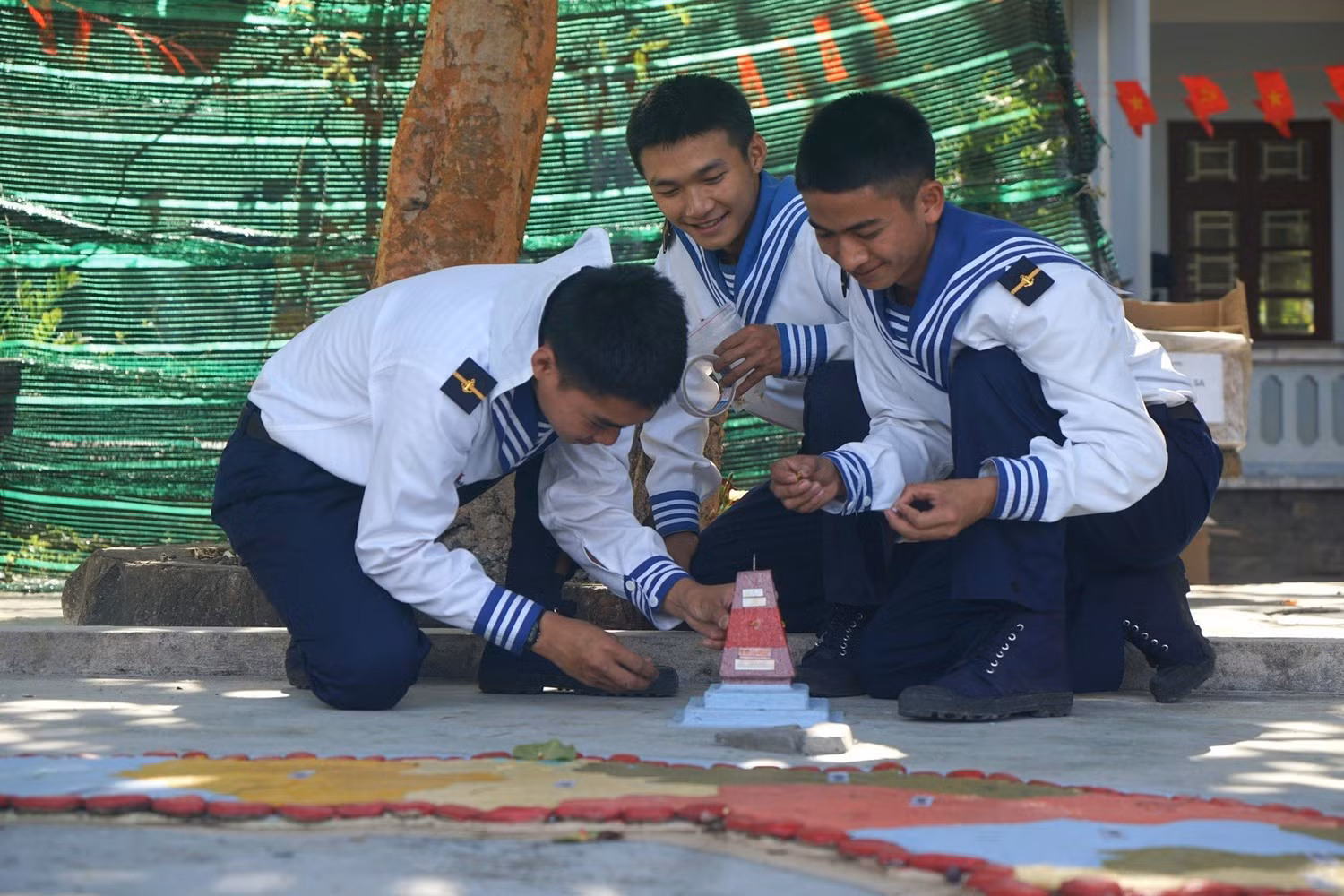Các chiến sĩ trẻ sáng tạo với mô hình chào mừng Đại hội Đảng toàn quốc lần thứ XIV với bản đồ Việt Nam và mốc chủ quyền trên 2 quần đảo Hoàng Sa và Trường Sa.
