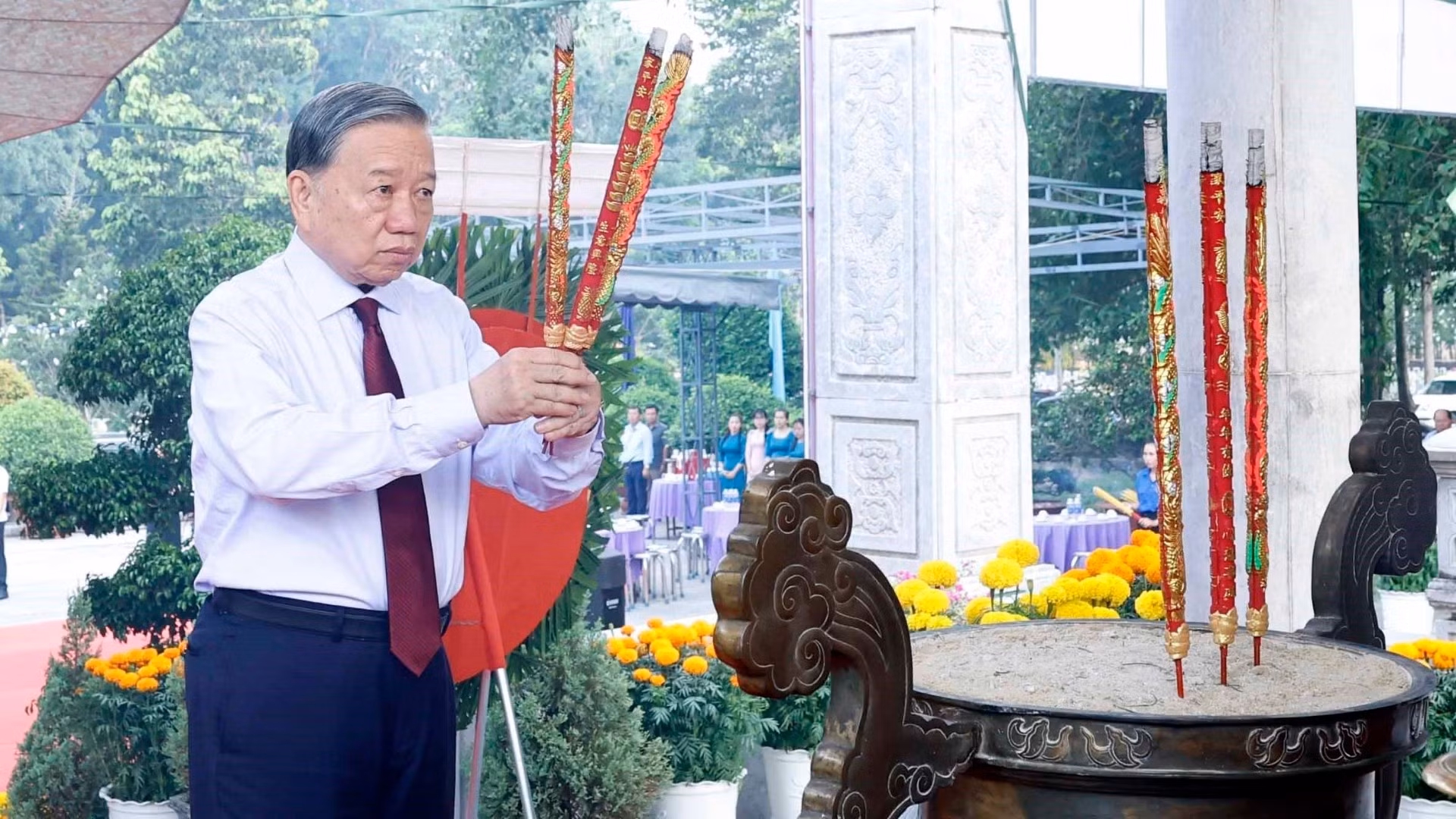 Tổng Bí thư, Chủ tịch nước Tô Lâm dâng hương tưởng niệm, tri ân các Anh hùng - Liệt sĩ tại Nghĩa trang Liệt sĩ Tân Biên (Nghĩa trang Liệt sĩ Đồi 82).