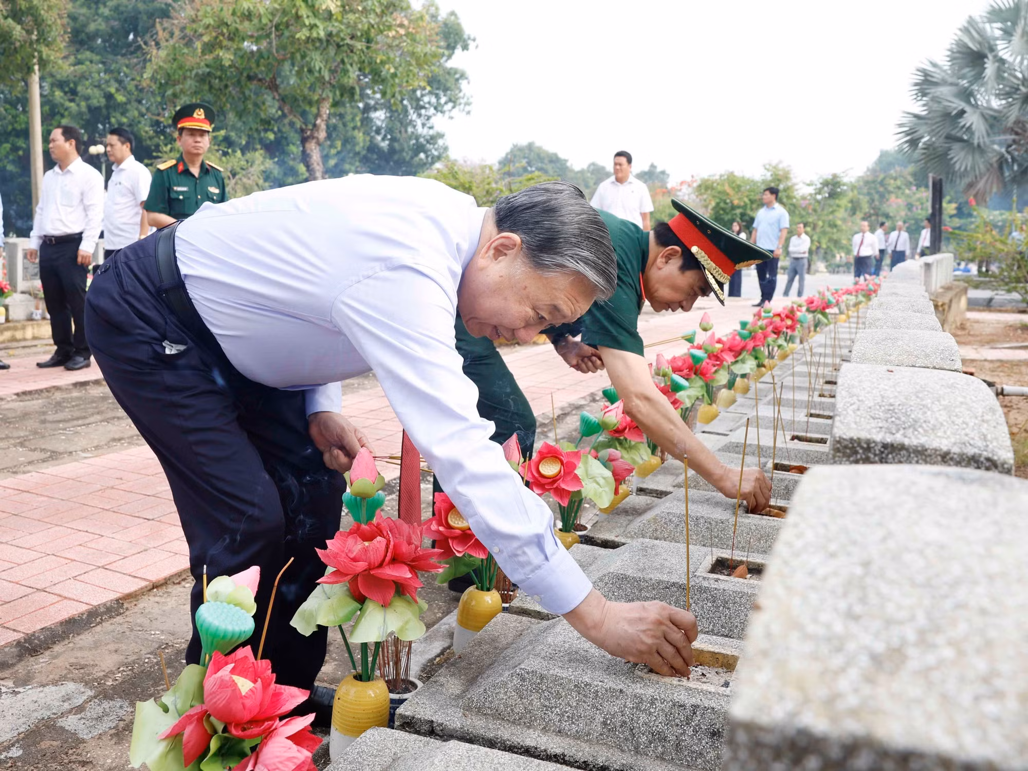 vna-potal-tong-bi-thu-chu-tich-nuoc-to-lam-dang-huong-tuong-niem-cac-anh-hung-liet-si-tai-tay-ninh-8727552.jpg
