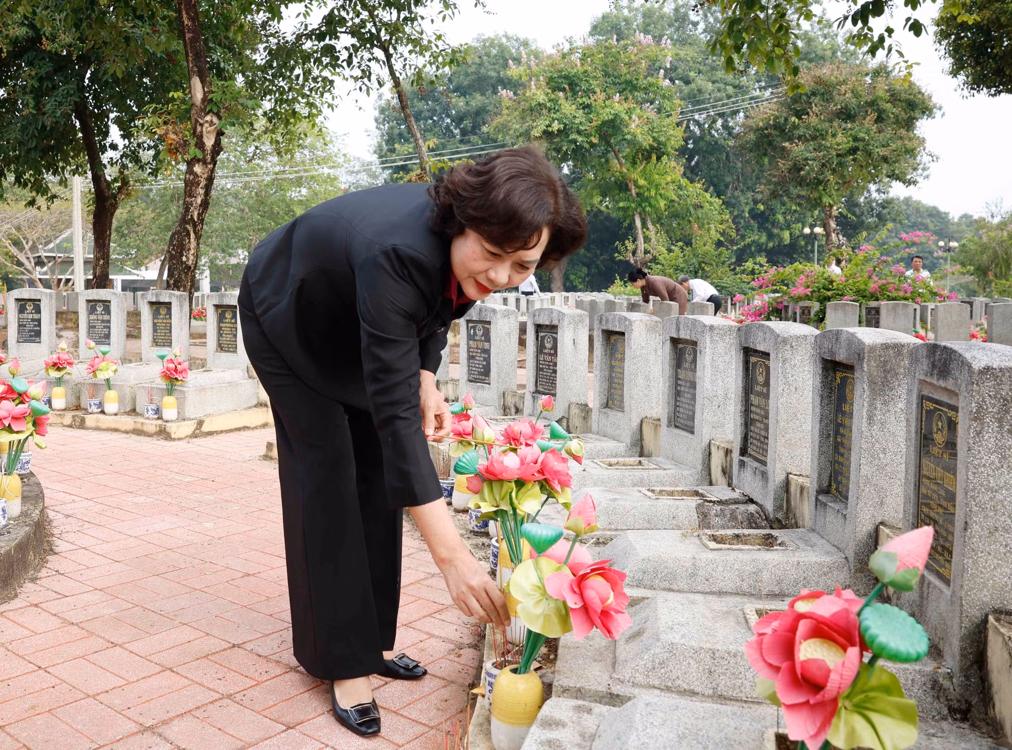 vna-potal-tong-bi-thu-chu-tich-nuoc-to-lam-dang-huong-tuong-niem-cac-anh-hung-liet-si-tai-tay-ninh-8727550.jpg