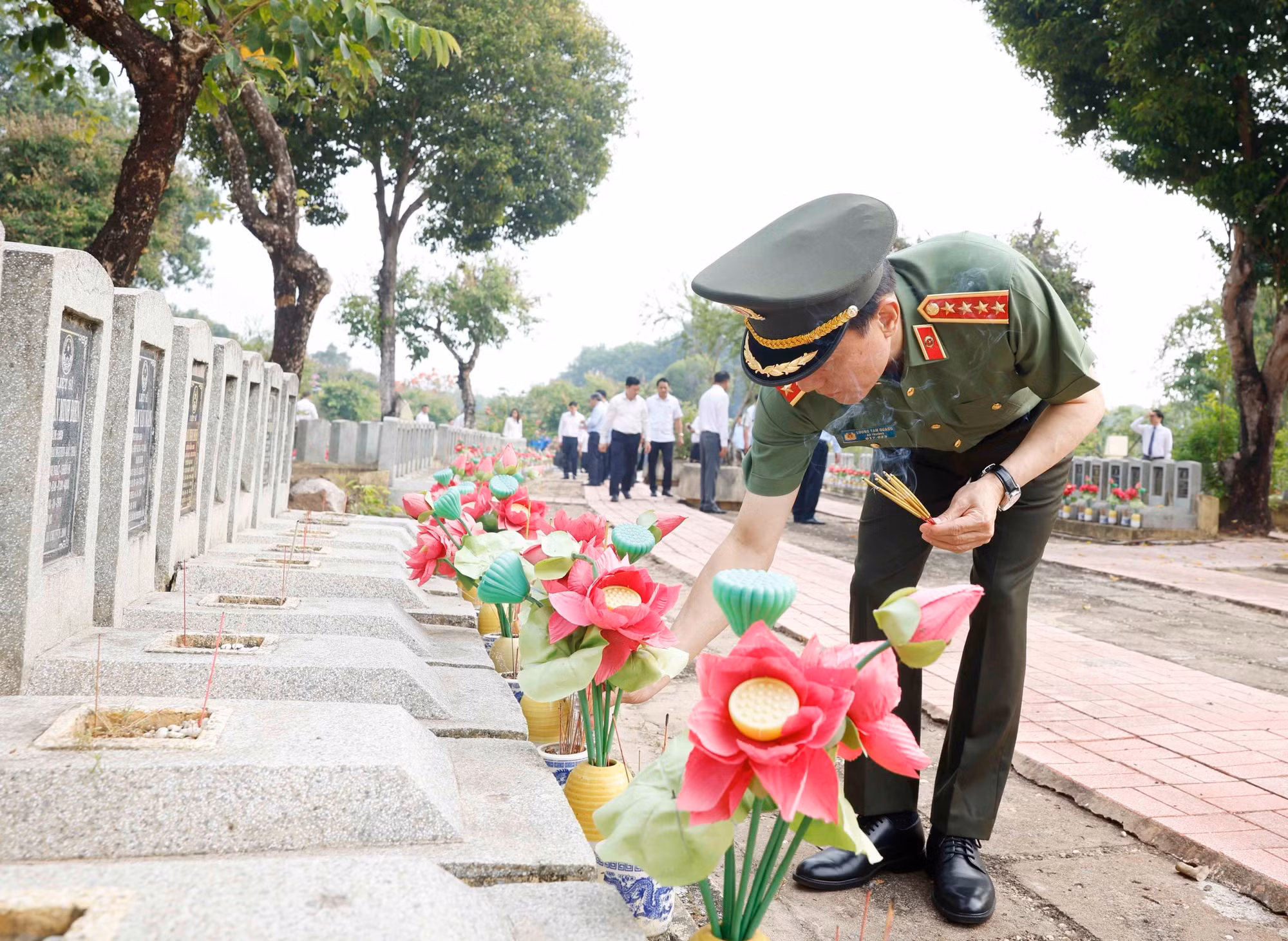 vna-potal-tong-bi-thu-chu-tich-nuoc-to-lam-dang-huong-tuong-niem-cac-anh-hung-liet-si-tai-tay-ninh-8727551.jpg