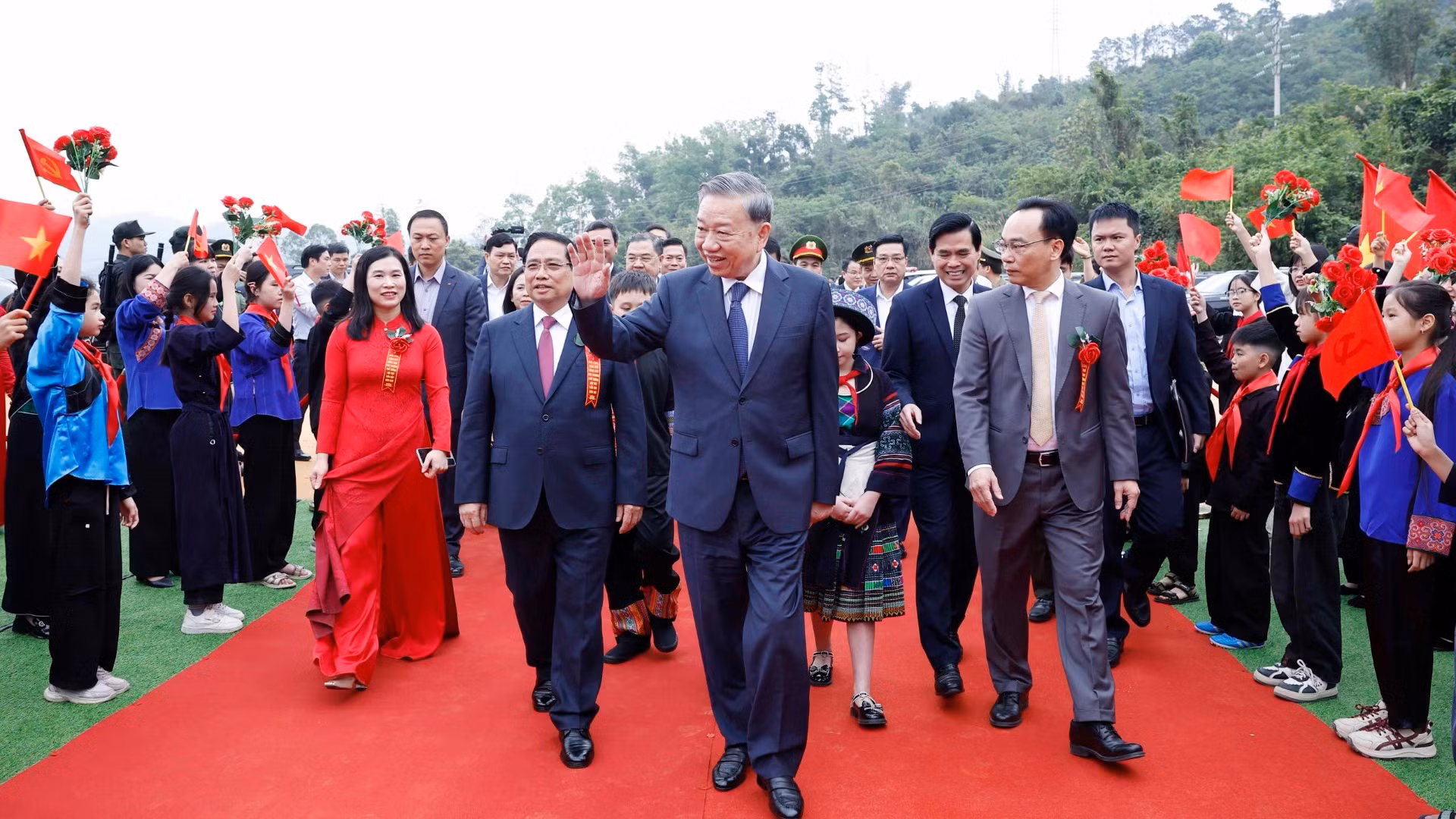  Tổng Bí thư Tô Lâm và Thủ tướng Phạm Minh Chính dự Lễ khởi công, động thổ đồng loạt các trường nội trú liên cấp biên giới tại xã Đồng Đăng, tỉnh Lạng Sơn. (Ảnh: Thống Nhất – TTXVN) 
