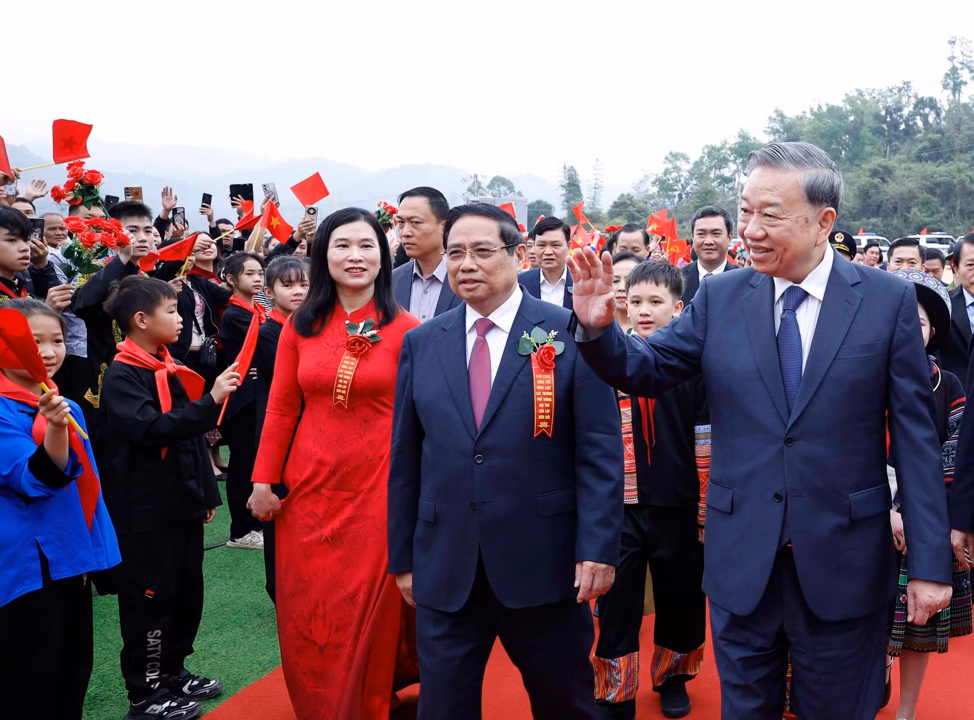 vna-potal-tong-bi-thu-va-thu-tuong-du-le-khoi-cong-dong-tho-dong-loat-cac-truong-noi-tru-lien-cap-bien-gioi-8649905.jpg
