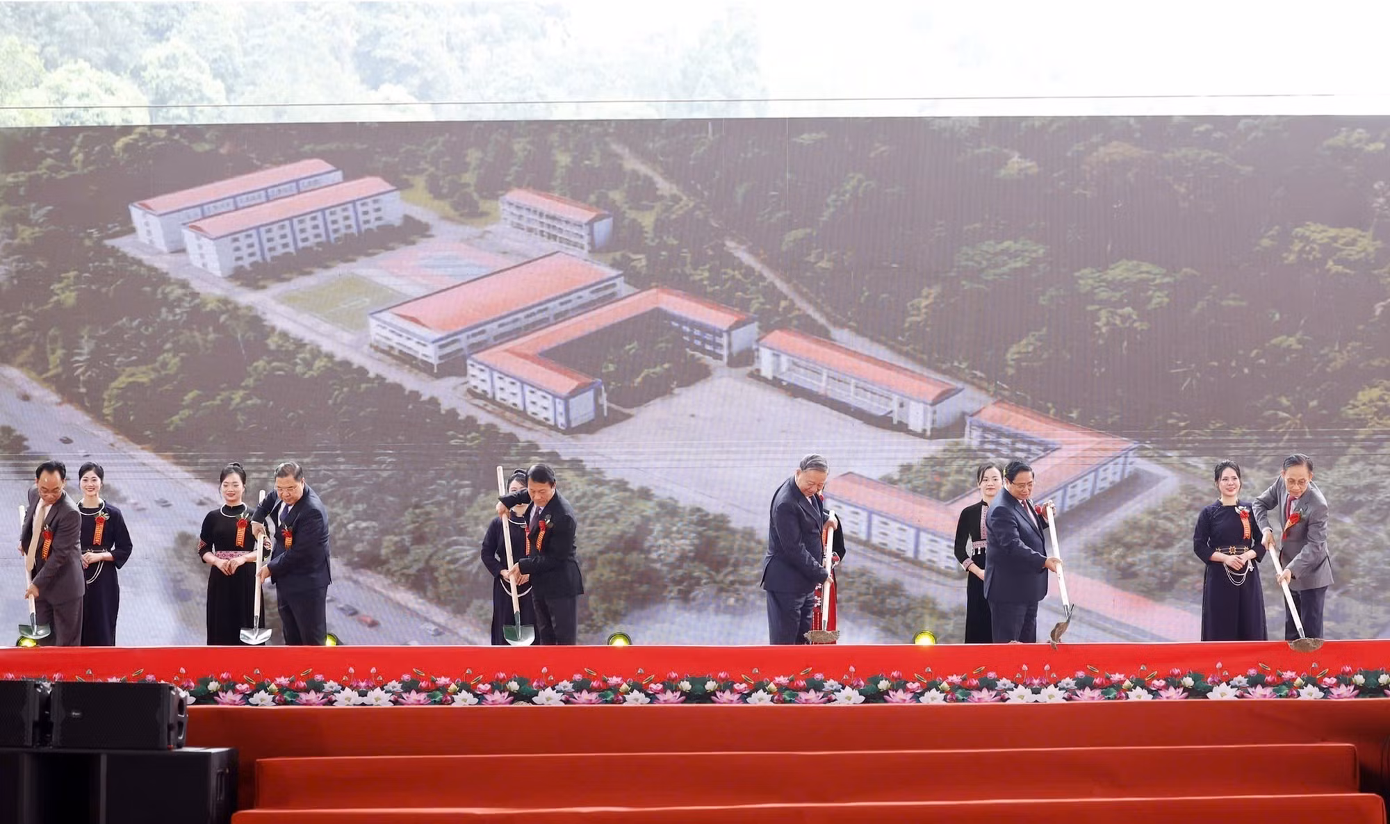 vna-potal-tong-bi-thu-va-thu-tuong-du-le-khoi-cong-dong-tho-dong-loat-cac-truong-noi-tru-lien-cap-bien-gioi-8650095.jpg