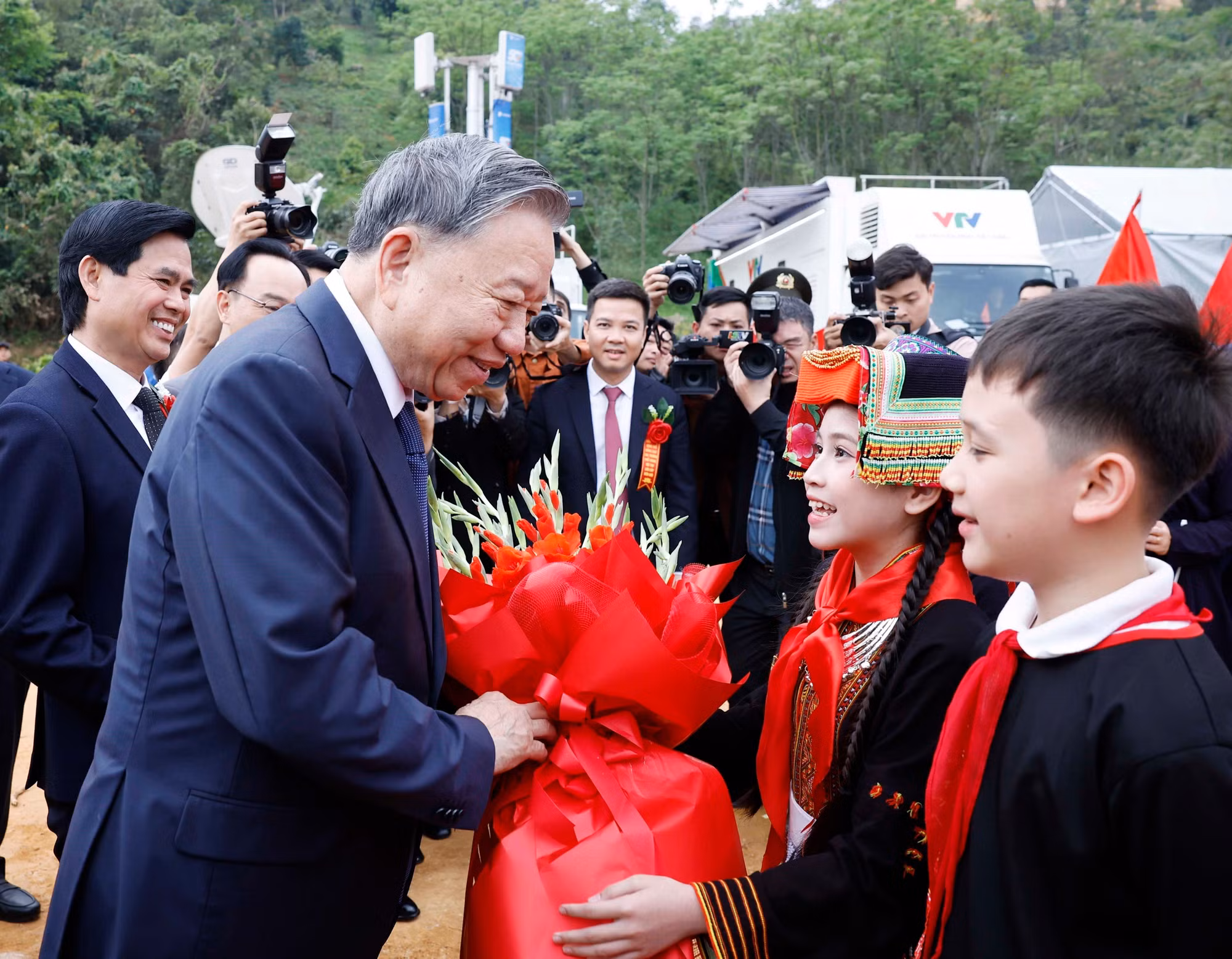 vna-potal-tong-bi-thu-va-thu-tuong-du-le-khoi-cong-dong-tho-dong-loat-cac-truong-noi-tru-lien-cap-bien-gioi-8649908.jpg