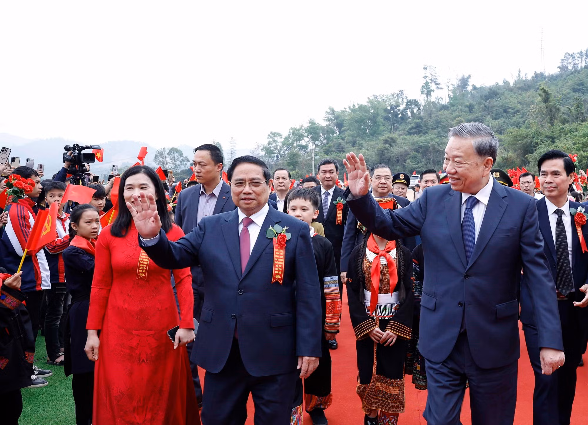 vna-potal-tong-bi-thu-va-thu-tuong-du-le-khoi-cong-dong-tho-dong-loat-cac-truong-noi-tru-lien-cap-bien-gioi-8649906.jpg