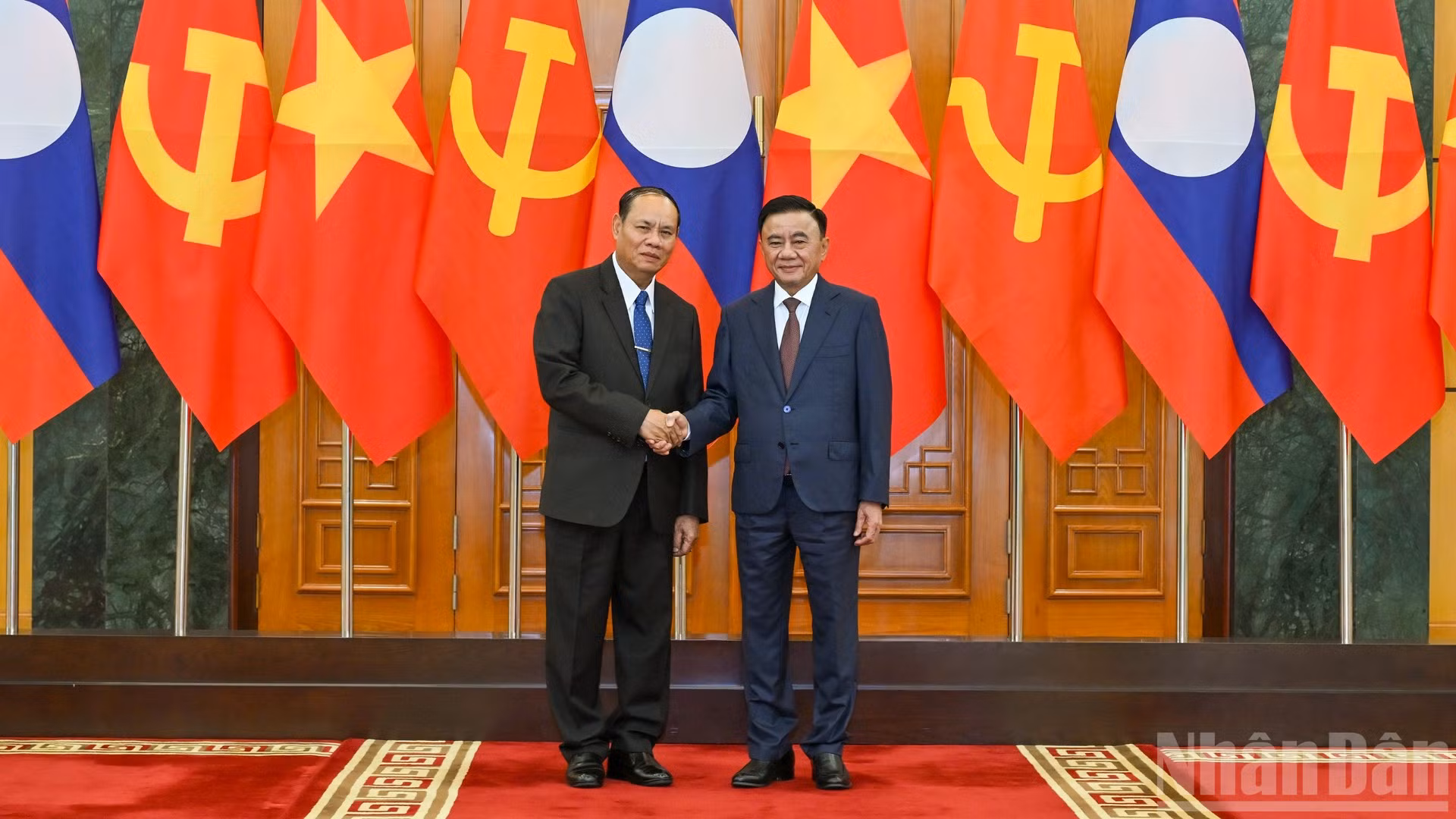 Thường trực Ban Bí thư Trần Cẩm Tú và Thường trực Ban Bí thư Trung ương Đảng Nhân dân Cách mạng Lào Vilay Vikhamphong.