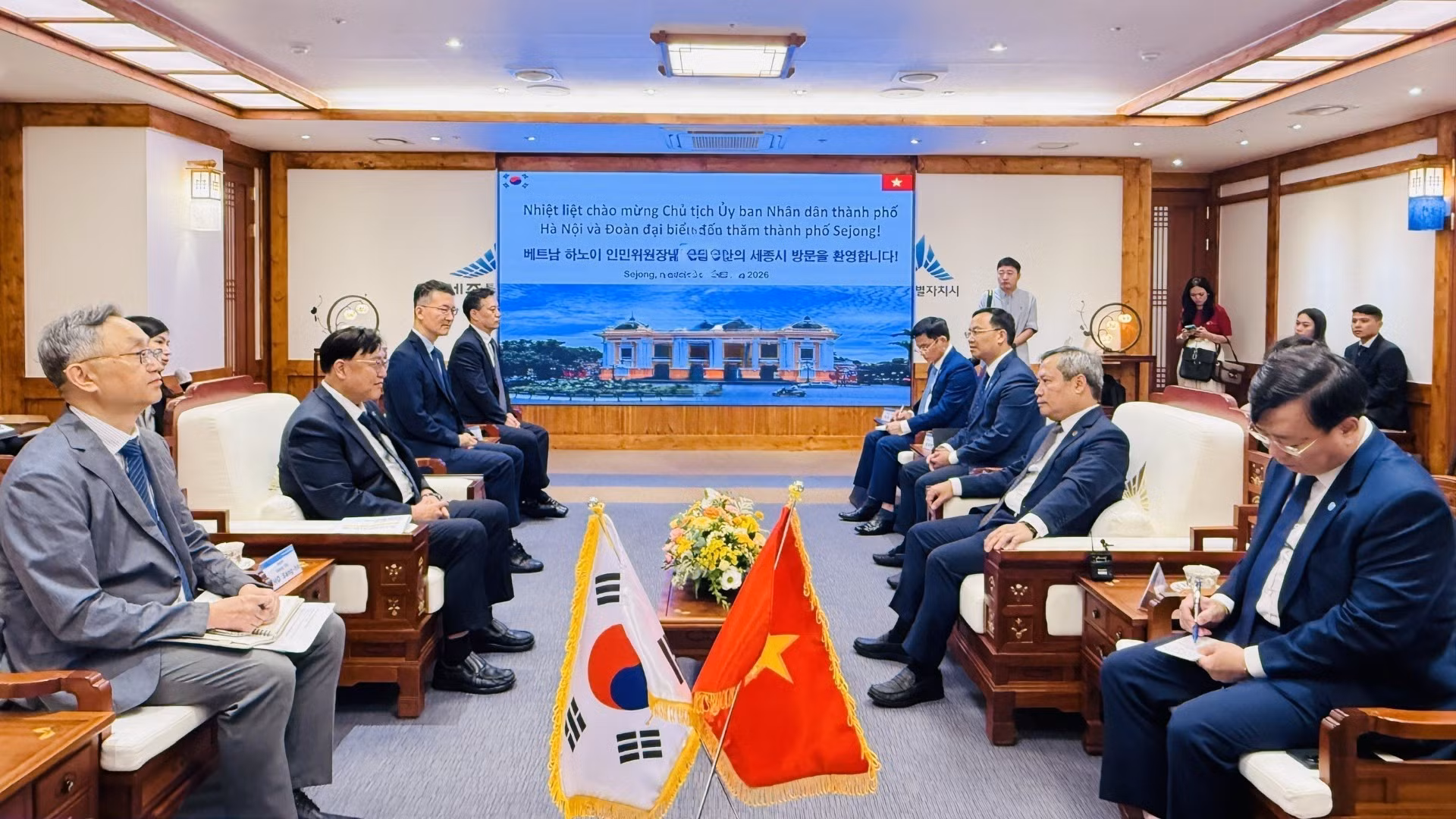 Quang cảnh lễ ký kết Ý định thư về quan hệ hữu nghị và hợp tác giữa thành phố Hà Nội và thành phố Sejong. (Ảnh: Nhật Hưng/TTXVN)