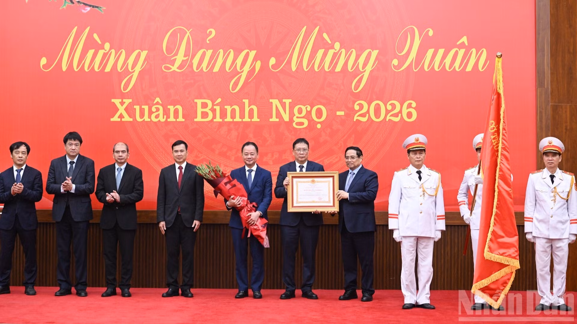 Thủ tướng Chính phủ Phạm Minh Chính trao tặng Huân chương Lao động hạng Nhất tặng Viện Hàn lâm Khoa học và Công nghệ Việt Nam.